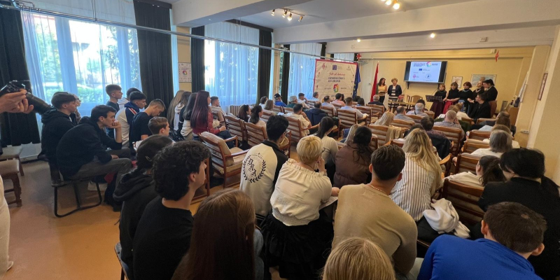 Darbnīca Pasto pilsētas Miksata Kalmana ģimnāzijas telpā ar audzēkņiem