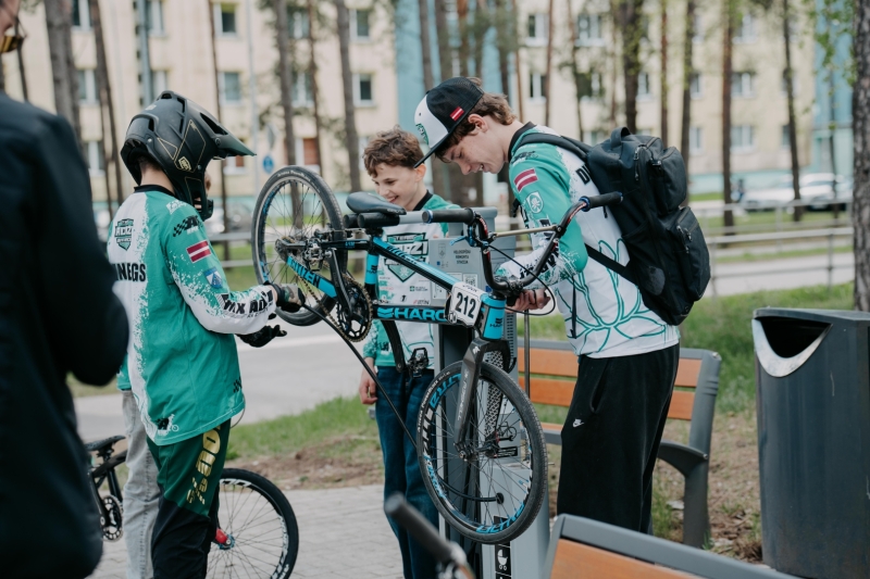 BMX braucēji izmēģina jauno velo apkopes stendu