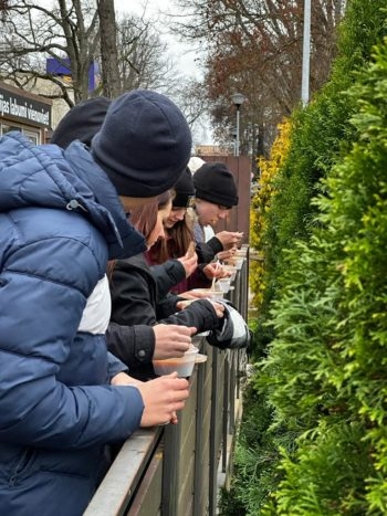 Ādažu Brīvās Valdorfa skolas un Carnikavas pamatskolas skolēni sakopj Carnikavas parku