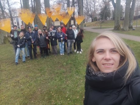 Ādažu Brīvās Valdorfa skolas un Carnikavas pamatskolas skolēni sakopj Carnikavas parku 4