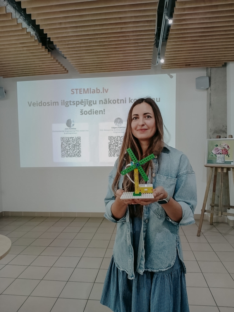 Sieviete ar savu radīto produktu