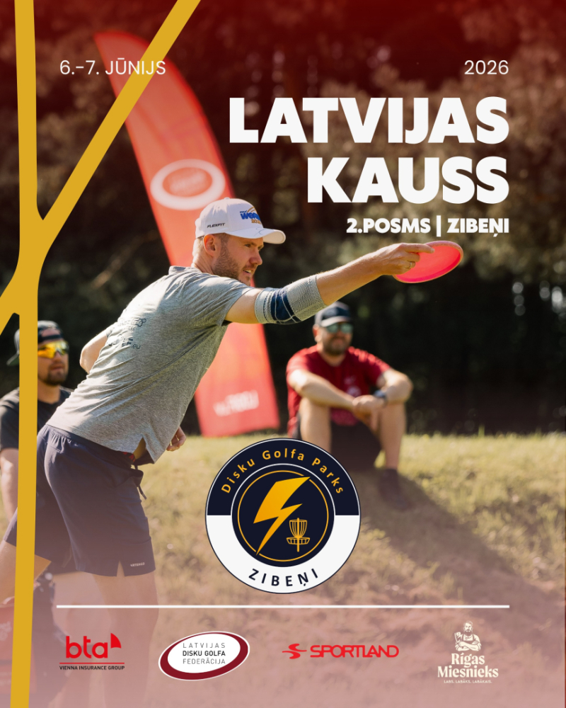 Disku golfa sacensības - vīrietis lidina disku golfa šķīvīti - disku