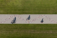 no gaisa augšas redzams velo celiņš starp zāli
