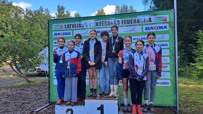 kāpas orientieristi uz goda pjedestāla