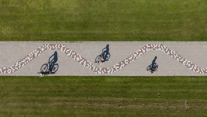 no gaisa augšas redzams velo celiņš starp zāli
