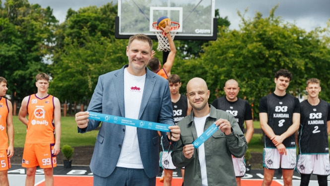 Latvijas Basketbola savienības ģenerālsekretārs Kaspars Cipruss un Ādažu domes priekšsēdētājs Gatis Miglāns atklāj jauno 3x3 basketbola laukumu Carnikavā