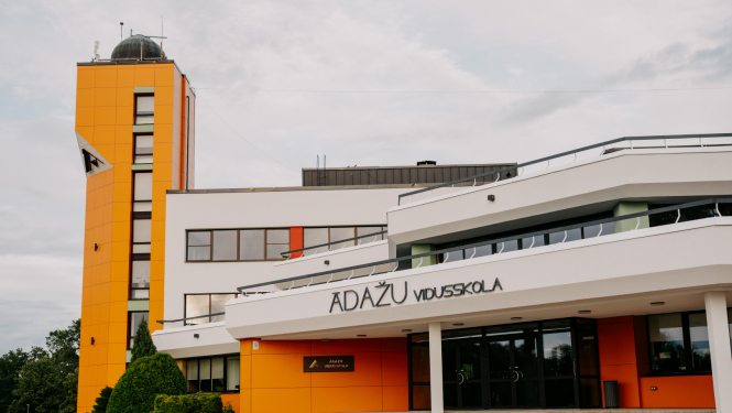 Ādažu vidusskola - centrālā ieeja