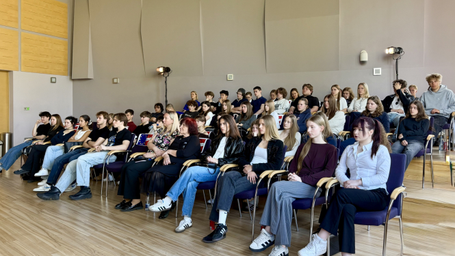jaunieši tiekas ar novadniekiem - pārstāvjiem Eiropas institūcijās