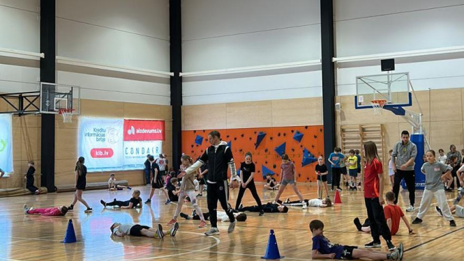 starpskolu stafefes - Ādažu sākumsskolas sporta zāle