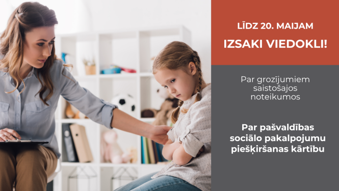 sieviete psiholoģe cenšas sarunāties ar bērnu