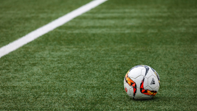 futbola bumba, futbola laukums, zālājs