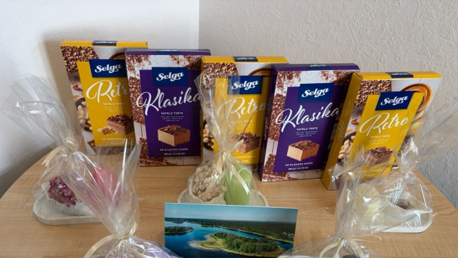 Vafeļu tortes, apsveikuma kartīes un sveces