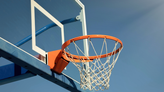 āra basketbola grozs debesu fonā