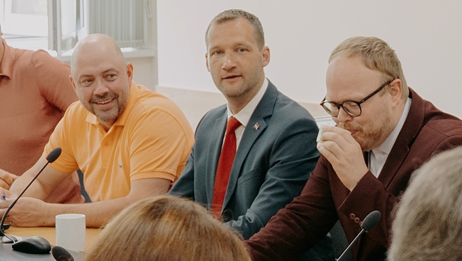 Imants Krastiņš domes sēdē (centrā)
