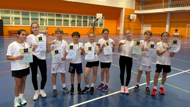 Ādažu novada 5. klašu skolēni sacenšas aizraujošās stafetēs