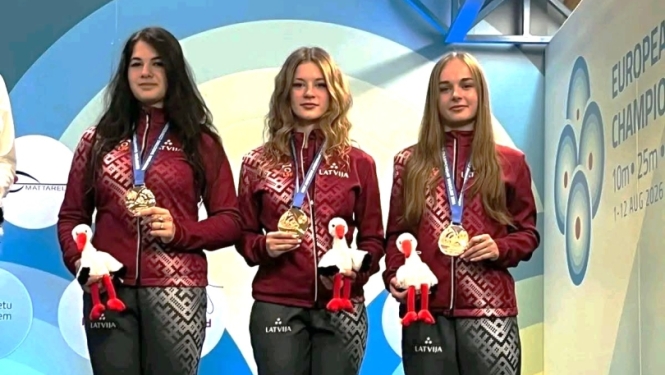 Līva Krūmiņa (no labās)