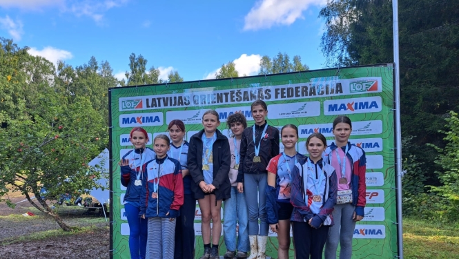 kāpas orientieristi uz goda pjedestāla