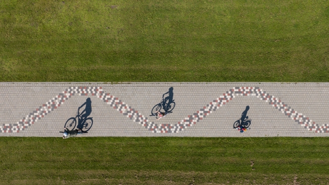 no gaisa augšas redzams velo celiņš starp zāli
