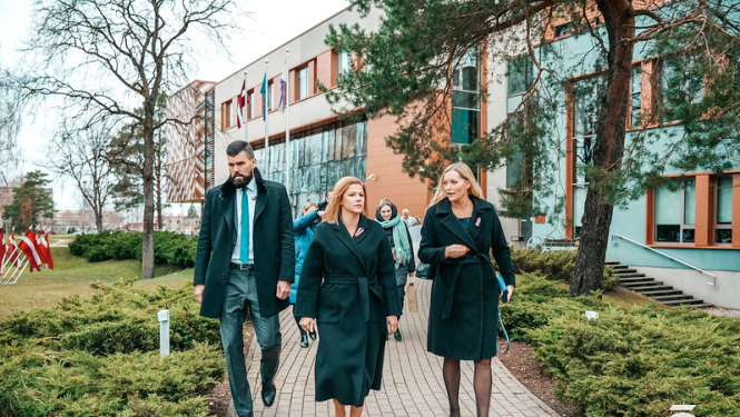 Premjere un novada vadītāja pie domes ēkas