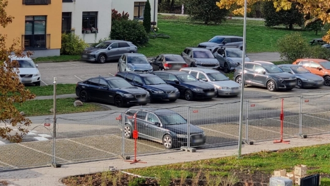 Autostāvvieta ar 1 auto tajā