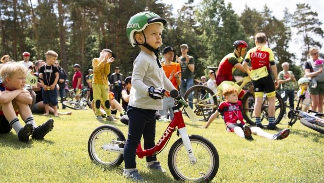 mazs velobraucējs ar ķiveri