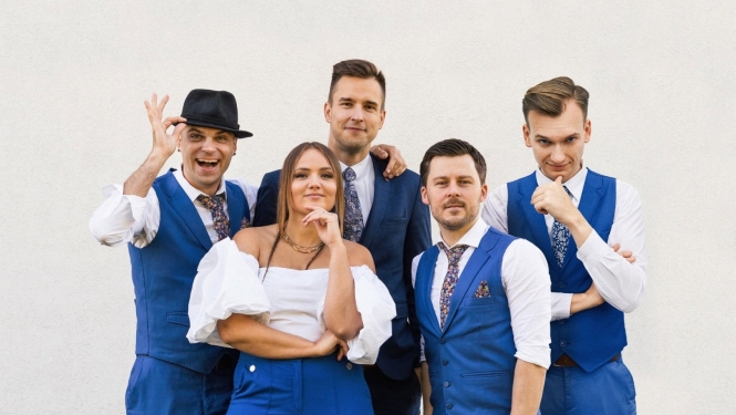 grupa zuši zilibaltos tērpos