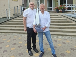 Jānis Grasis un Gļebs Panteļejevs ar "Sudraba liesmu" - Cielēna pieminekļa maketu