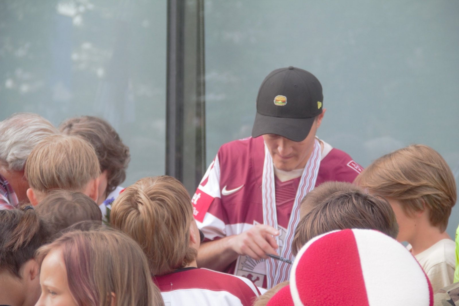 Kristaps Zīle sniedz autogrāfus