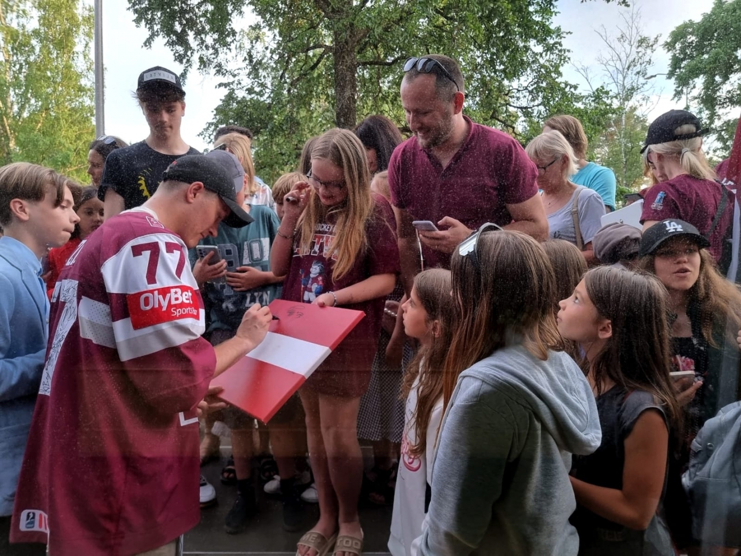 Kristaps Zīle sniedz autogrāfu