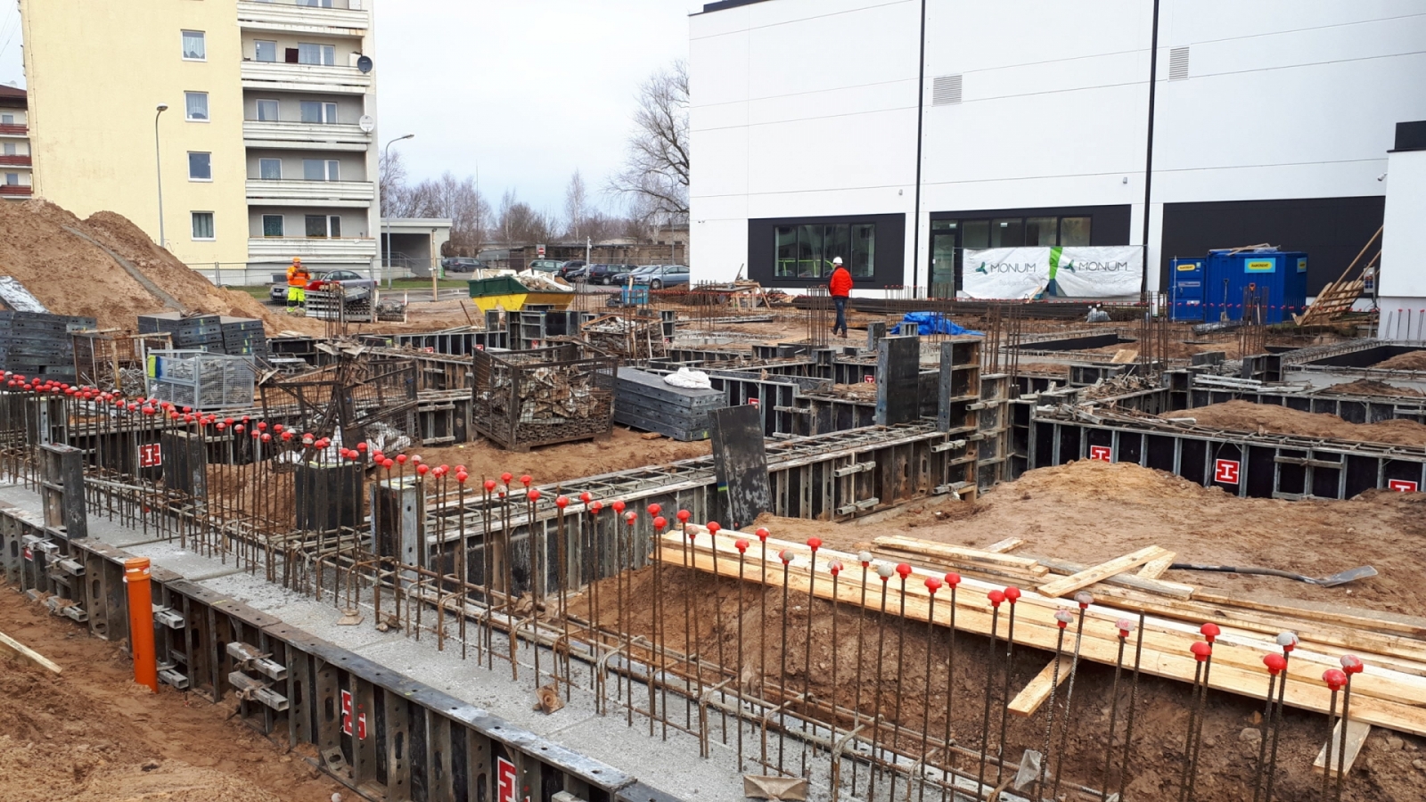 Ādažu sākumskolas 3.kārtai pabeigti zemes darbi un uzsākta 1.stāva izbūve