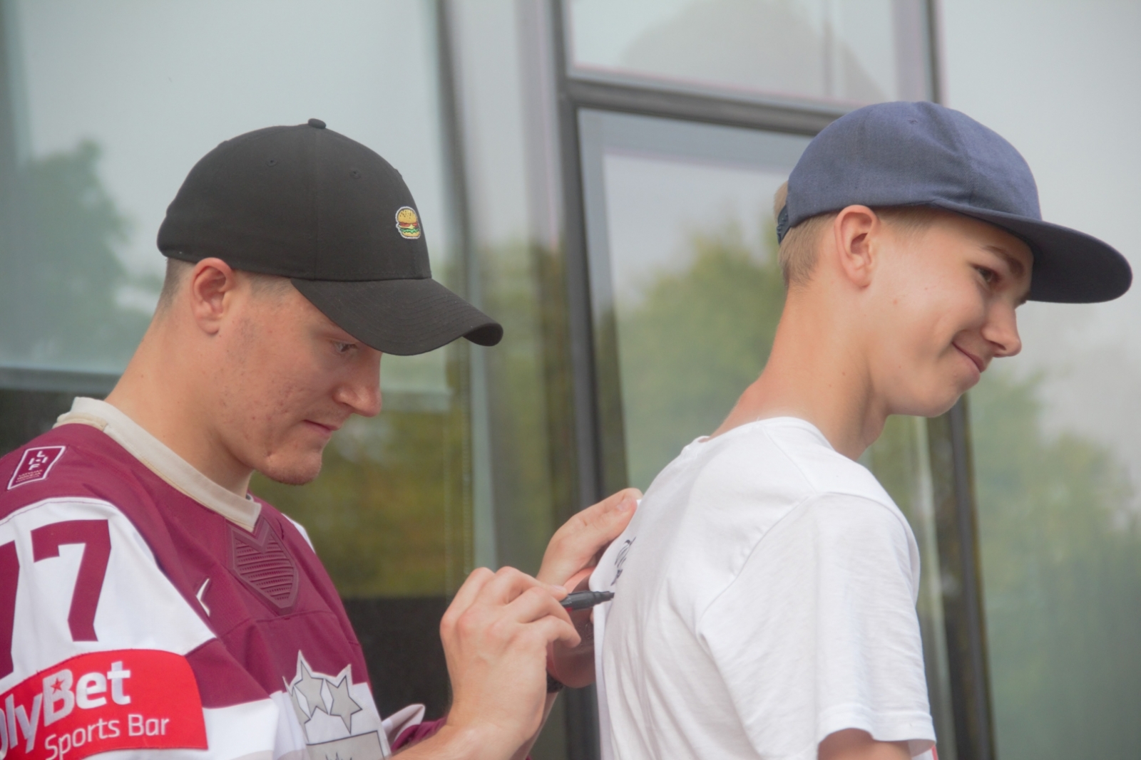 Kristaps Zīle sniedz autogrāfu