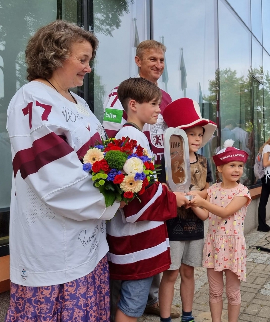 Kristapa Zīles vecāki ar līdzjutējiem un kausu