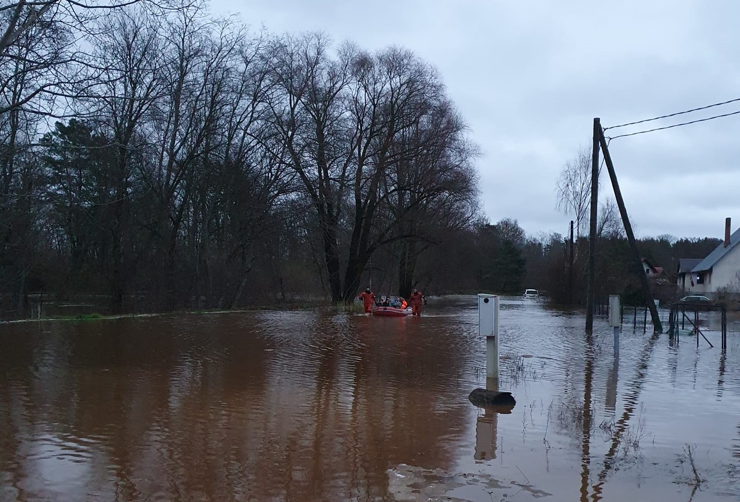 Strauji ceļoties ūdens līmenim Gaujā, applūdusi Nūrnieku iela un Strautkalnu ceļš; veikta iedzīvotāju evakuācija 4