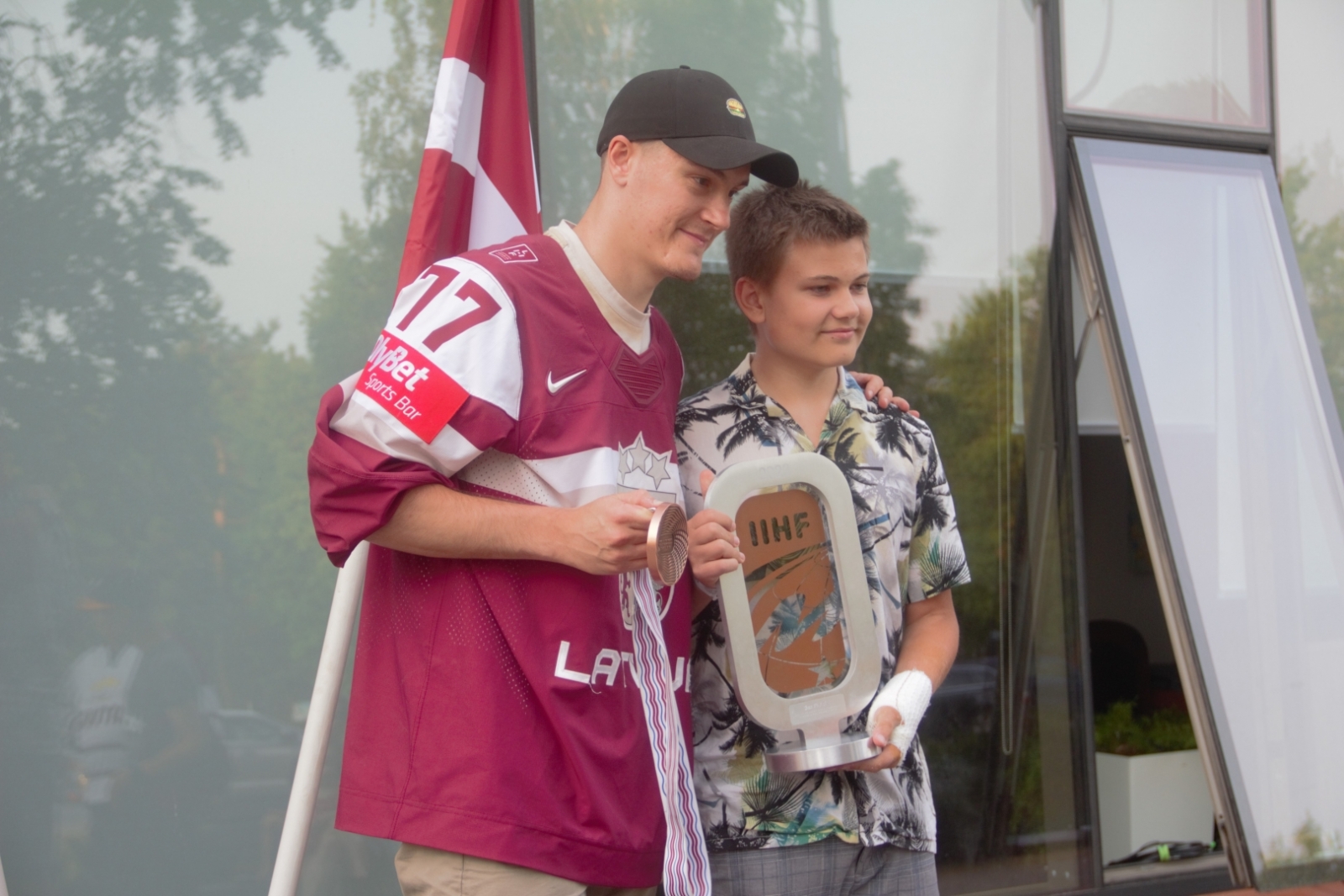 Kristaps Zīle ar līdzjutēju