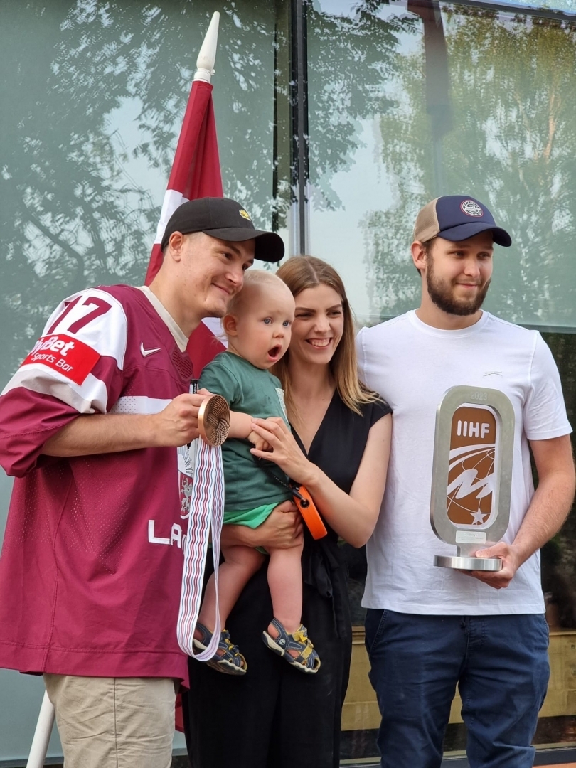 Kristaps Zīle ar līdzjutējiem, kauss