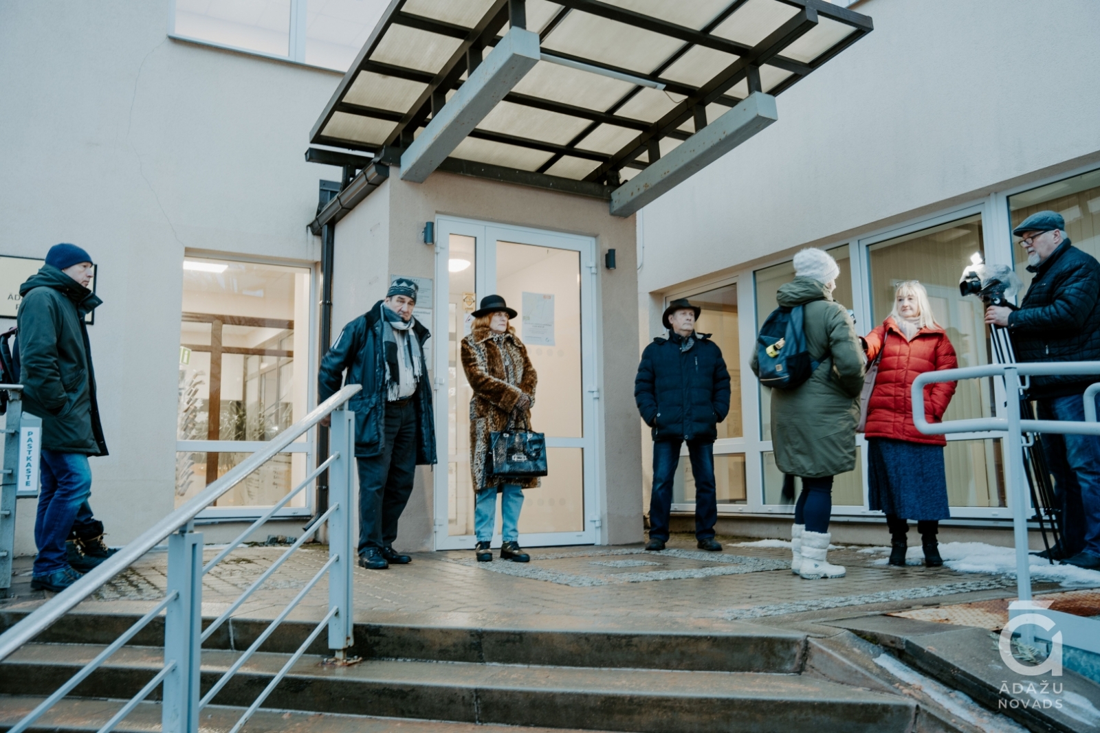 Iedzīvotāji pie domes piketē pret Carnikavas pasta nodaļas slēgšanu