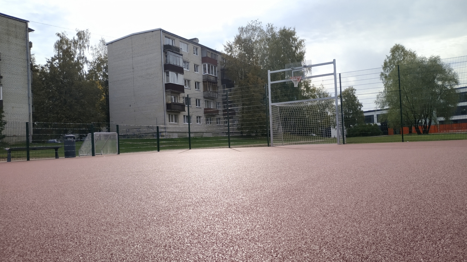 Izveidots jauns sporta laukums un gājēju celiņš