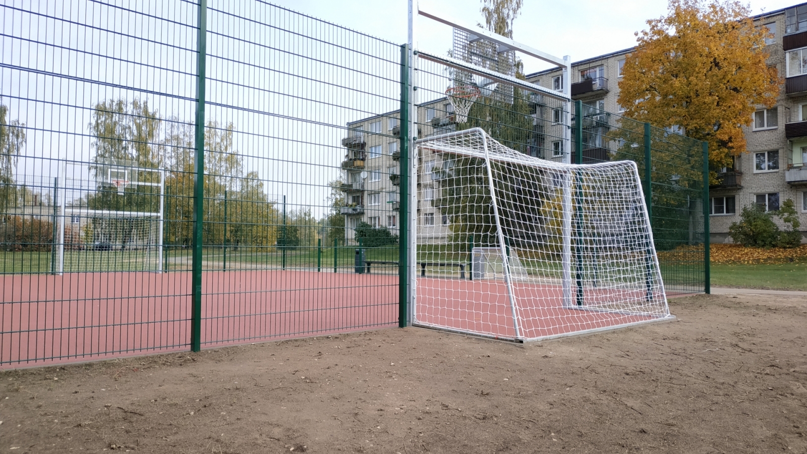 Izveidots jauns sporta laukums un gājēju celiņš