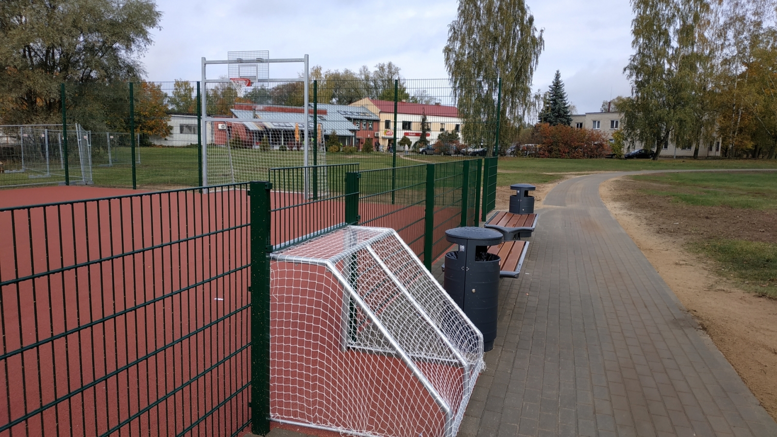 Izveidots jauns sporta laukums un gājēju celiņš