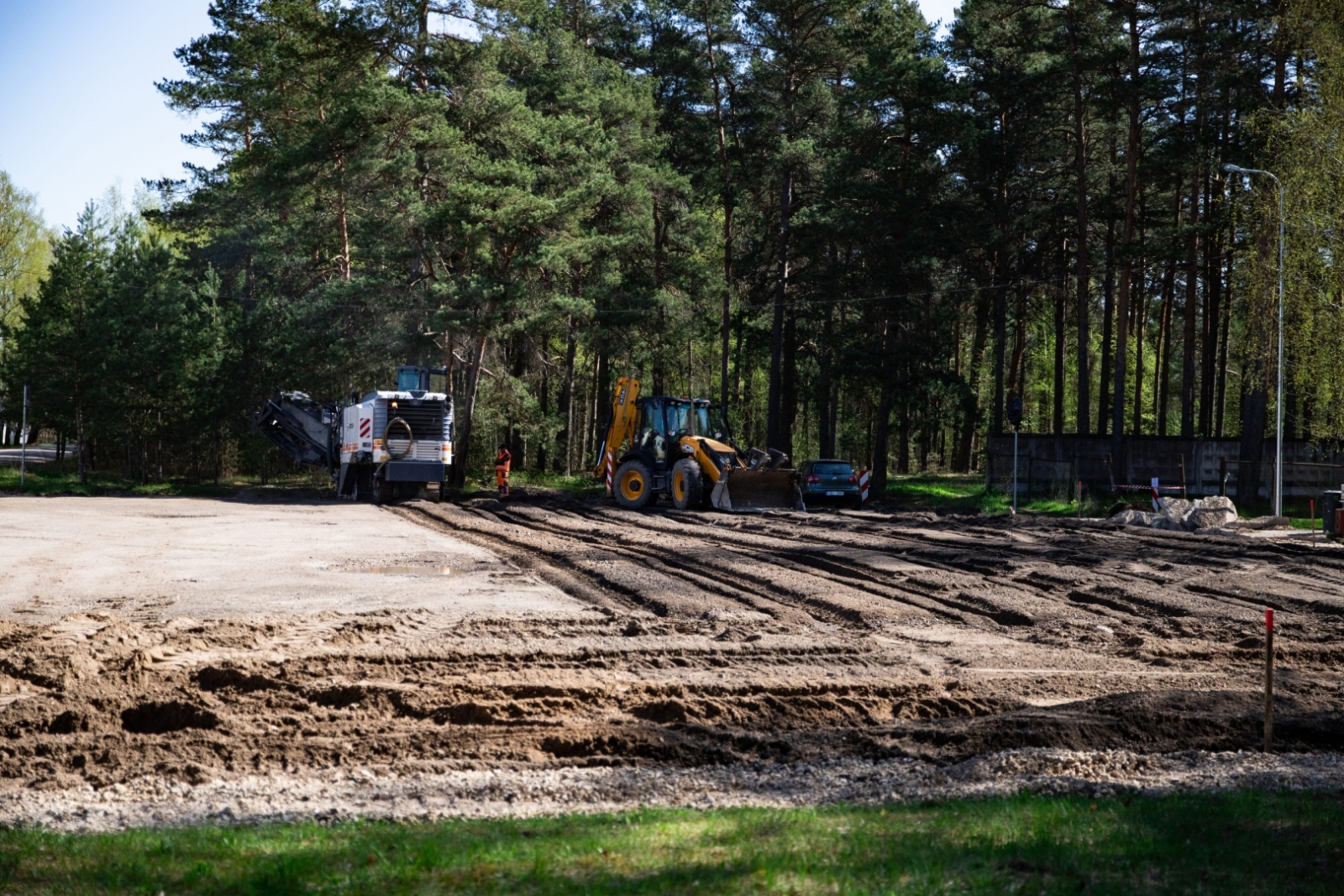 FOTO: Uzsākta Kadagas autobusu galapunkta laukuma atjaunošana