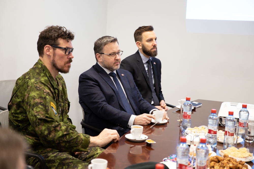 FOTO: Ādažu novadā vizītē ierodas Kanādas vēstnieks Braiens Svorks