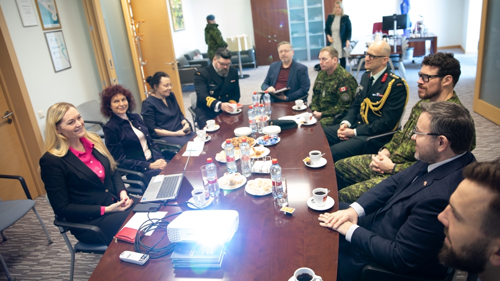 FOTO: Ādažu novadā vizītē ierodas Kanādas vēstnieks Braiens Svorks