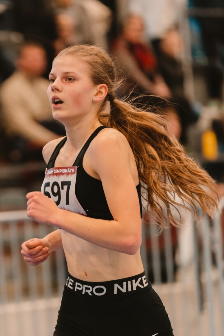 Laura Ozola izcīna Latvijas čempiones titulu 2000 metru kavēkļu skrējienā U-18 grupā