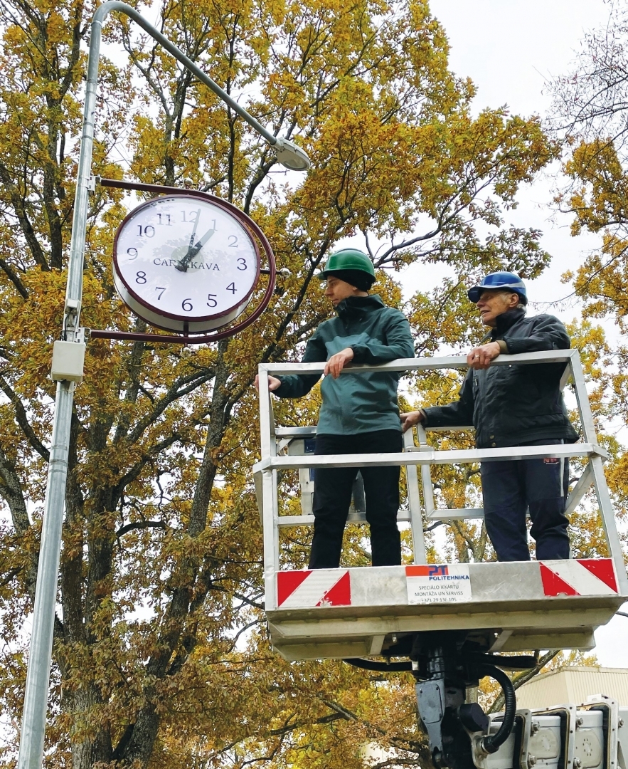 Carnikavas ciema centrā uzstādīts āra pulkstenis