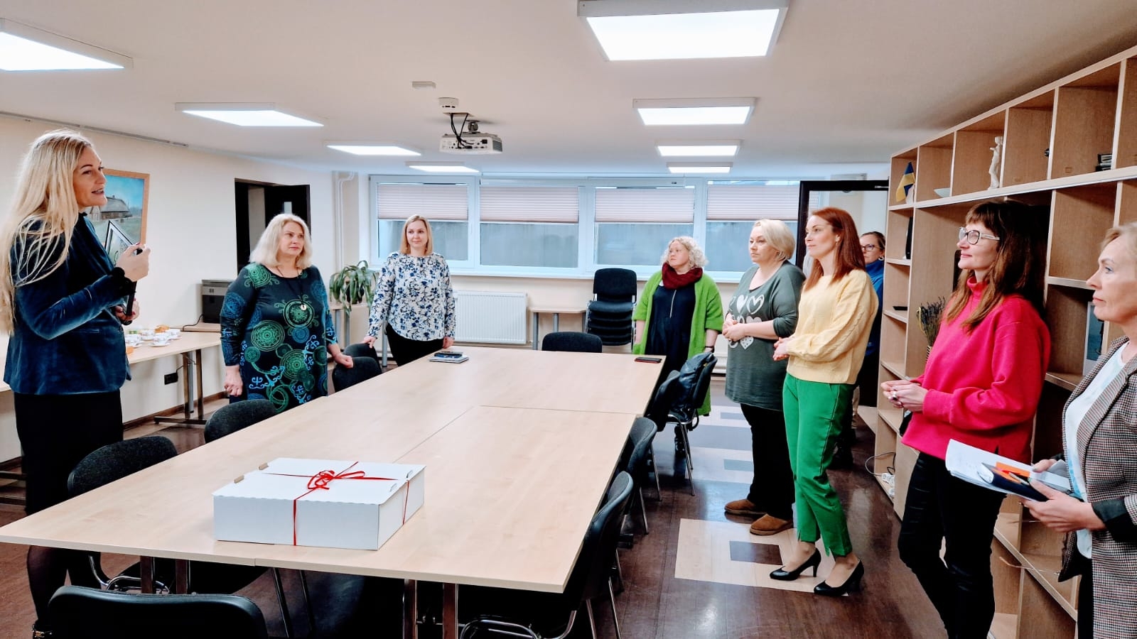 Domes priekšsēdētāja Karīna Miķelsone viesojas Sociālajā dienestā un dienas centrā “Ūdensroze”, sveicot sociālos darbiniekus svētkos