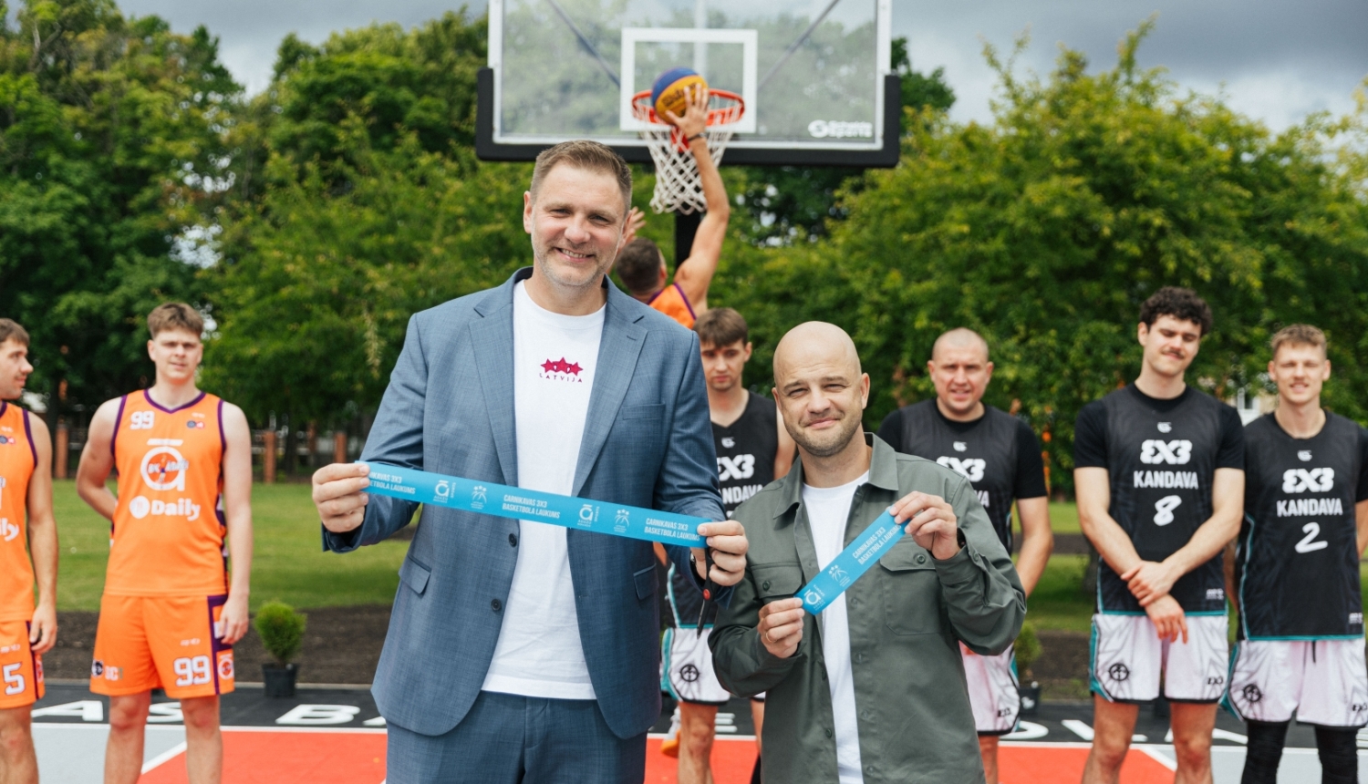 Latvijas Basketbola savienības ģenerālsekretārs Kaspars Cipruss un Ādažu domes priekšsēdētājs Gatis Miglāns atklāj jauno 3x3 basketbola laukumu Carnikavā