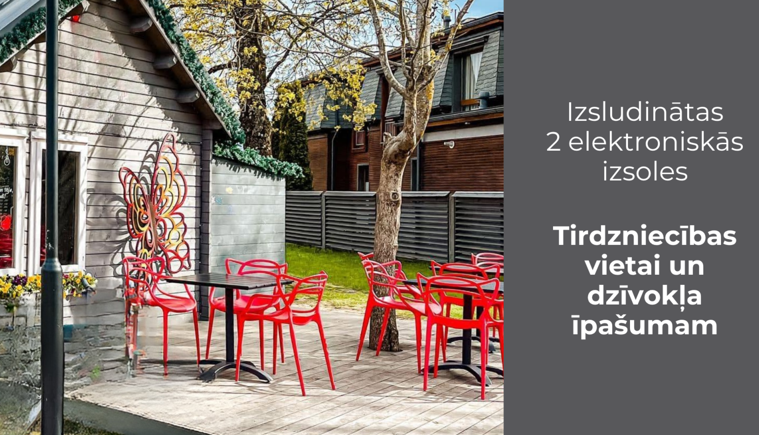 Izsoles - āra kafejnīca ar sarkaniem krēsliem