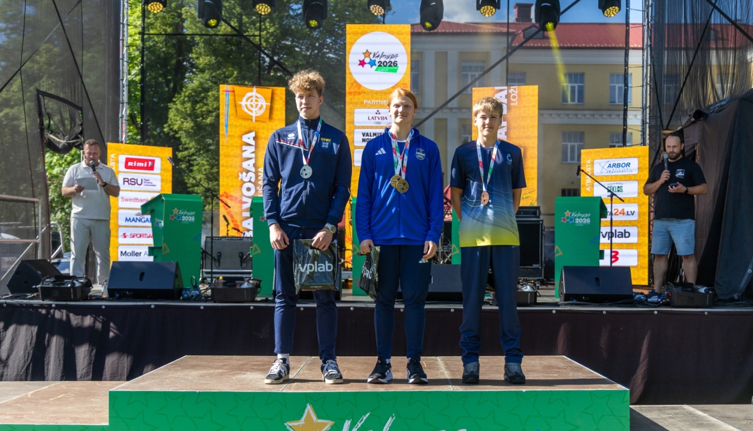 Kārlis Sauka no labās