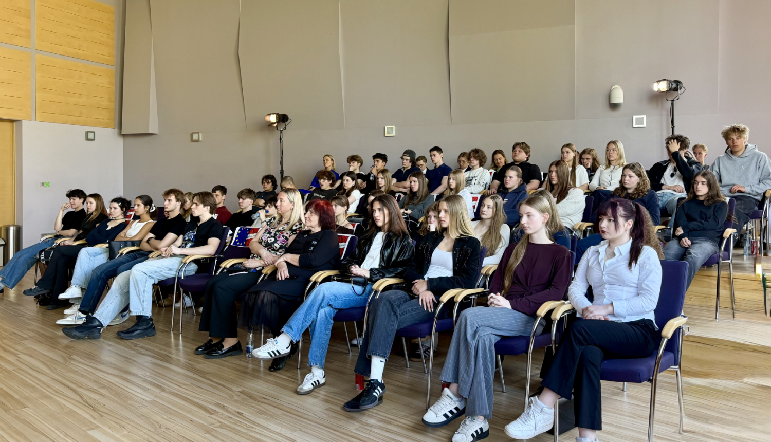 jaunieši tiekas ar novadniekiem - pārstāvjiem Eiropas institūcijās