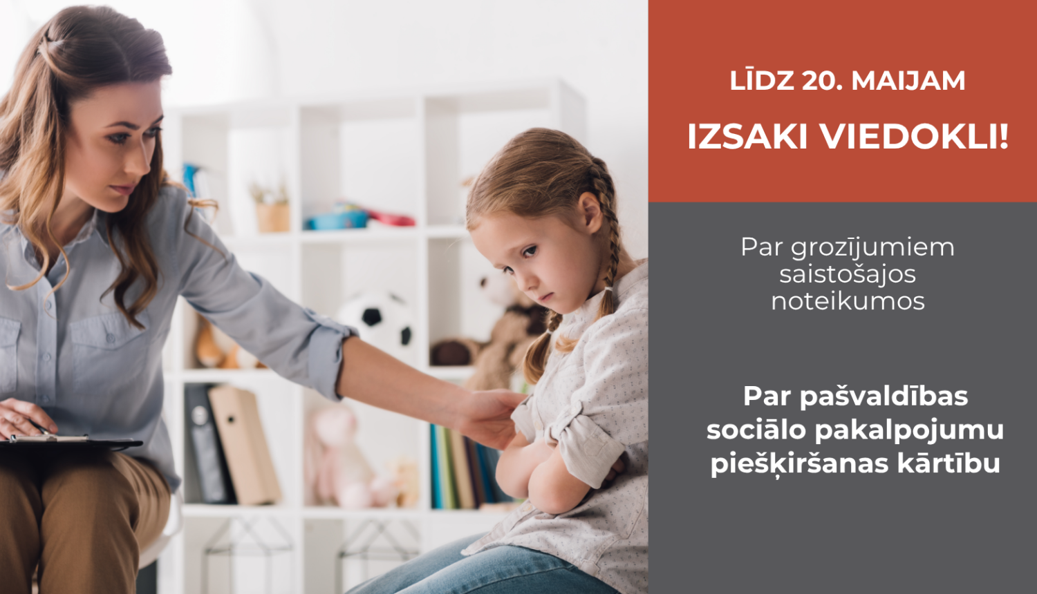 sieviete psiholoģe cenšas sarunāties ar bērnu